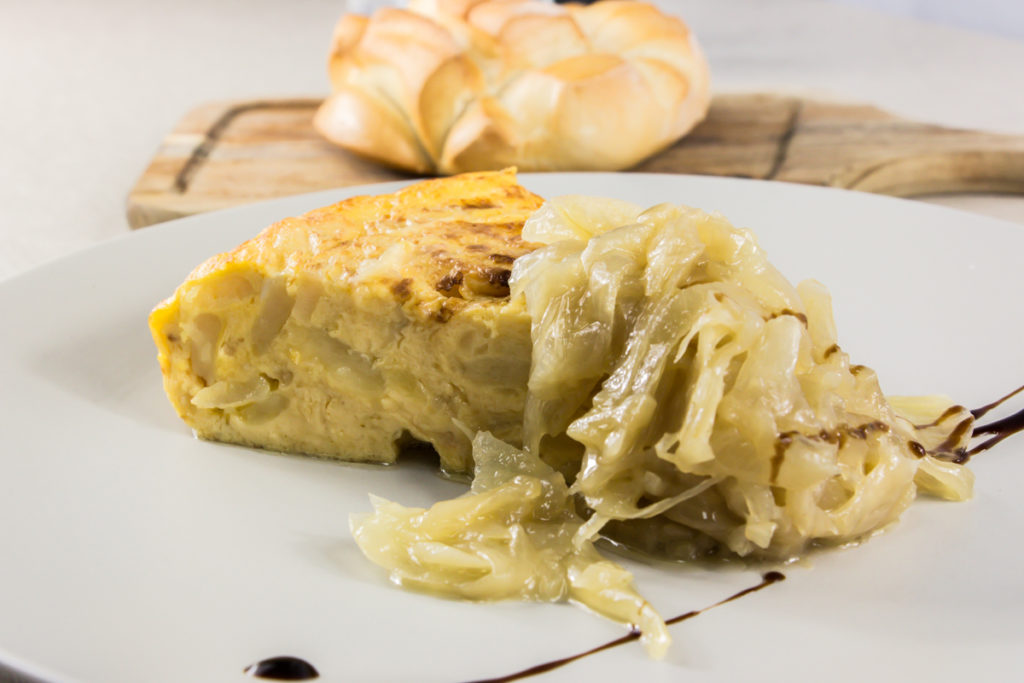 Tortilla de patata con queso de cabra y cebolla caramelizada Catering