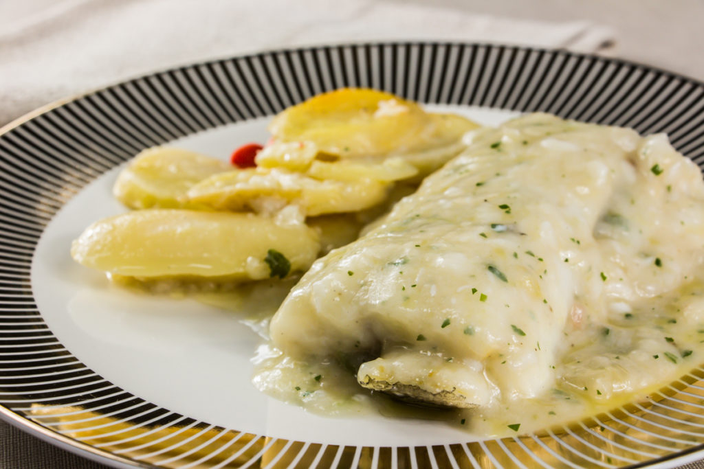 Bacalao en salsa verde y pil pil con patatas panaderas Catering GH de Luz